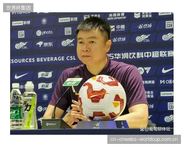 于根伟的球队注重防守纪律，依靠中场拦截后的快速一传发动反击。